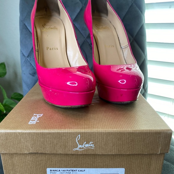 has some small nicks on toes and bottoms are used still very good condition. - Picture 2 of 4